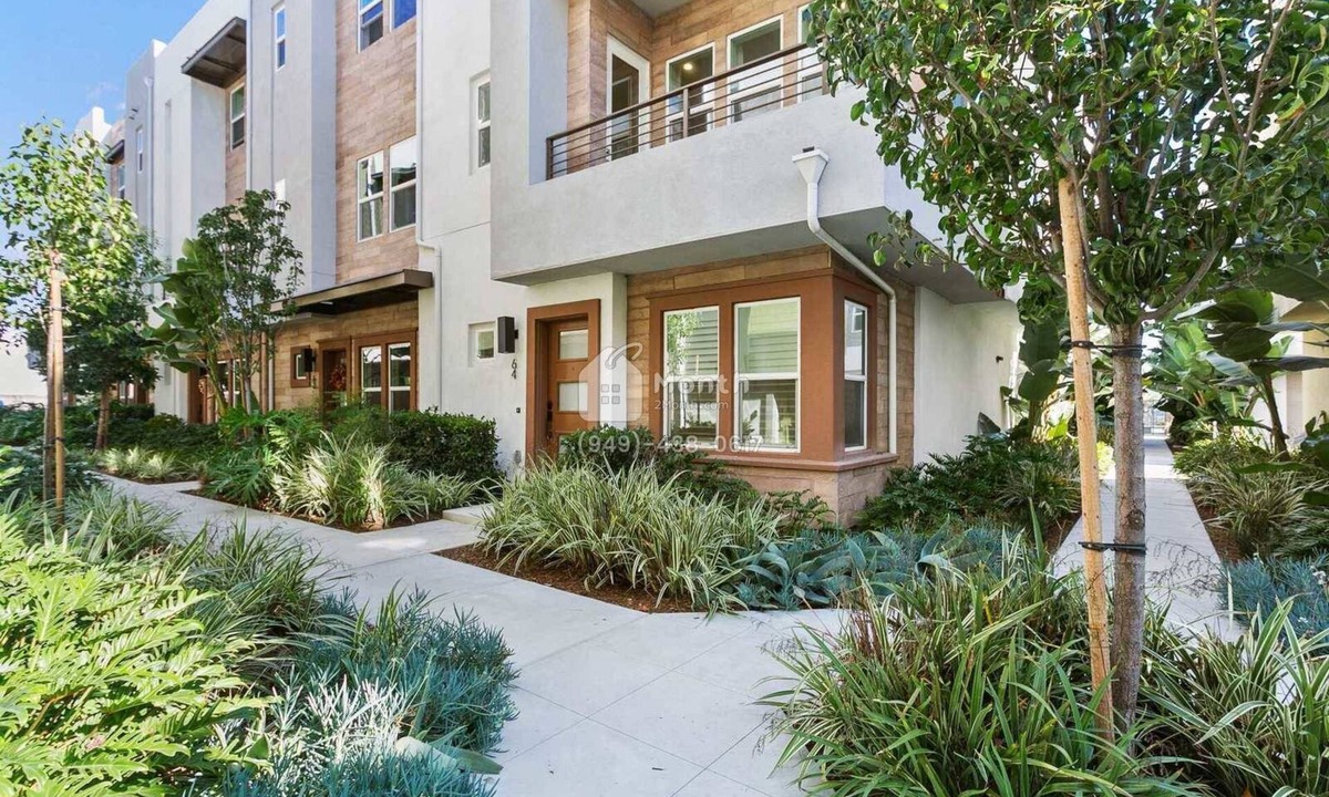 Platinum Triangle House | Glorious Garden on E Mason Ln