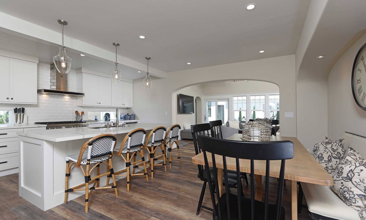 Crown Point House | Gorgeous Designer Oasis in Pacific Beach, central AC, wifi, and parking!
