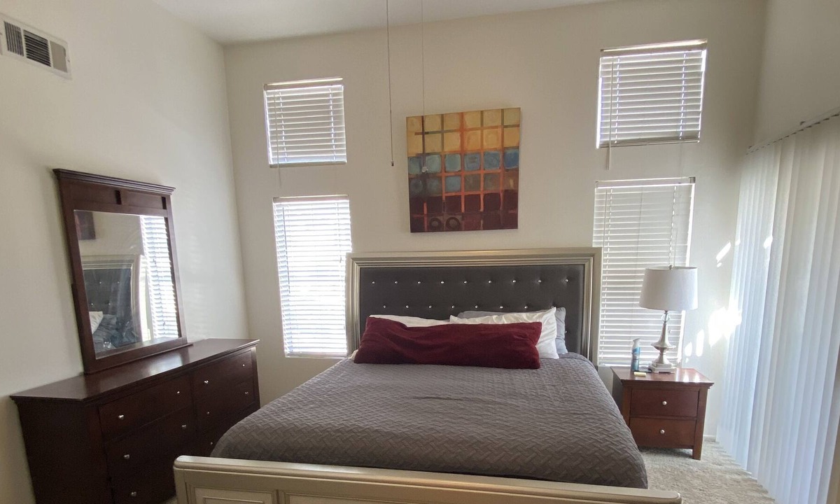 Guasti House | Great centrally located home 5 minutes from the airport