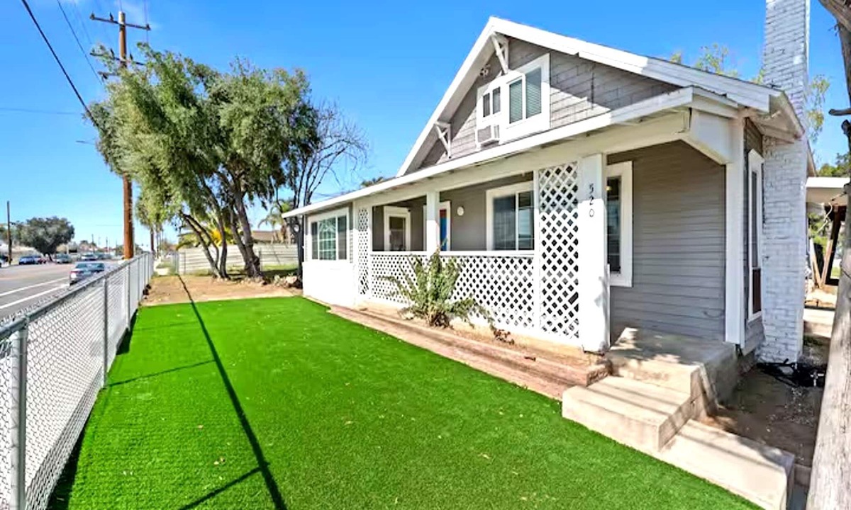 Rialto House | Guest Favorite Spacious Home w/huge Yard, Sleeps 15, Near Dining & Attractions
