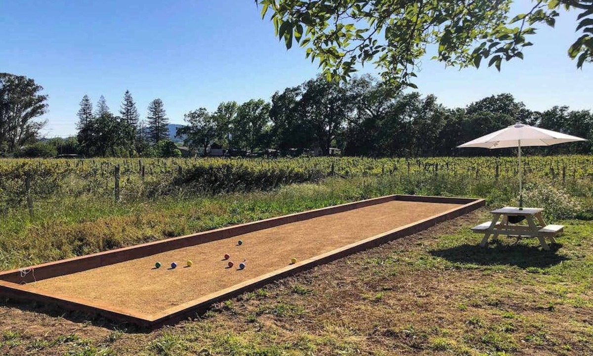 Healdsburg House | Healdsburg 3BR vineyard farmhouse with game barn & wood fireplace