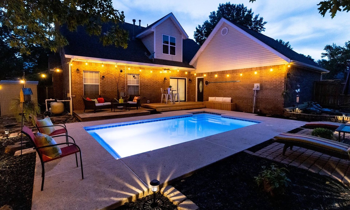 Springdale House | Heated Pool opens March 6 - Sleeps 12, Near UofA,