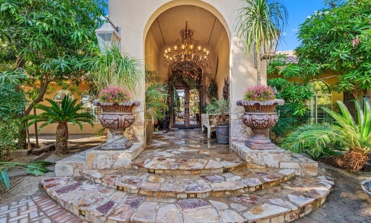 Thousand Palms House | HUGE LUX Estate, Pool/Spa, Pickleball, Sleeps 22! Date Grove Near Palm Springs