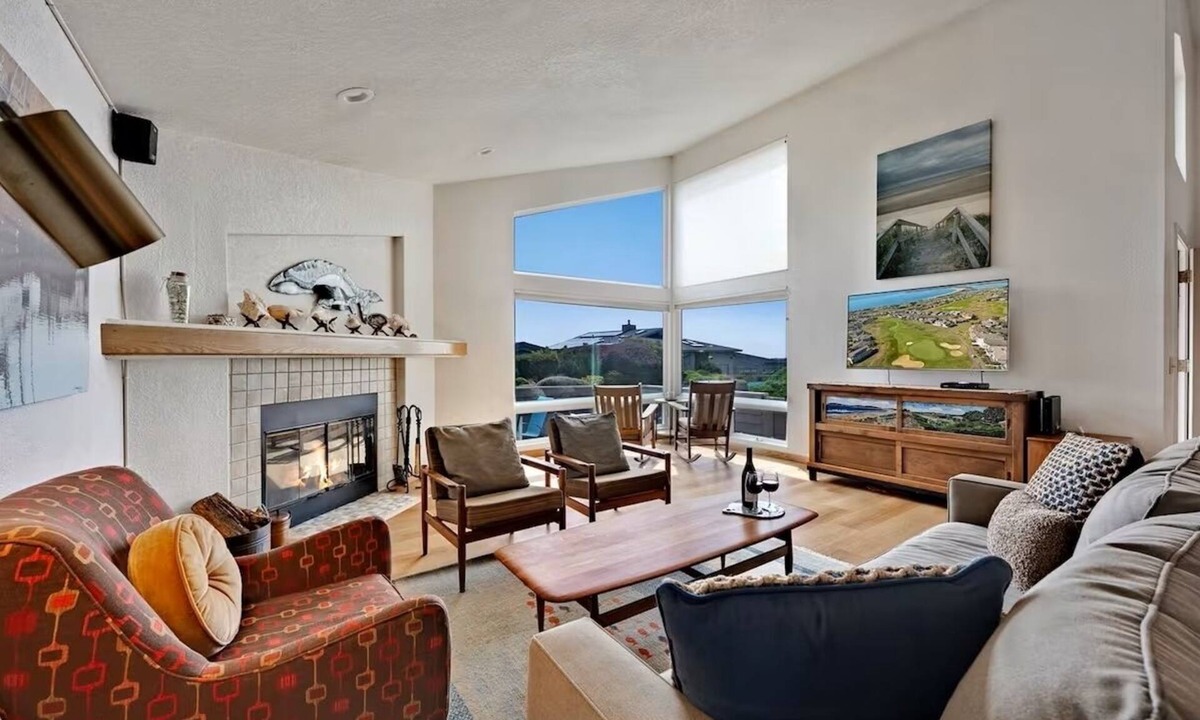Bodega Bay House | Hummingbird Hideout! Golf Course View, Dog Friendly, Hot Tub, Walk to the Beach!