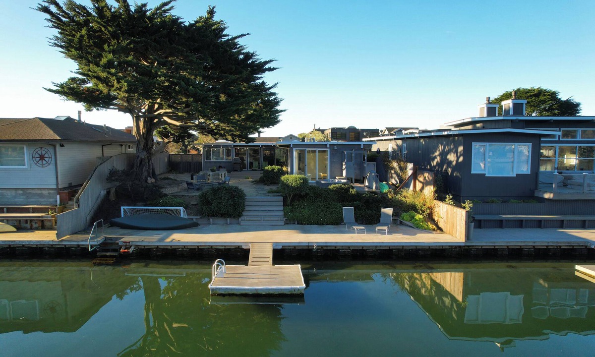 Stinson Beach House | Impressive Panoramic Views on Seadrift Lagoon