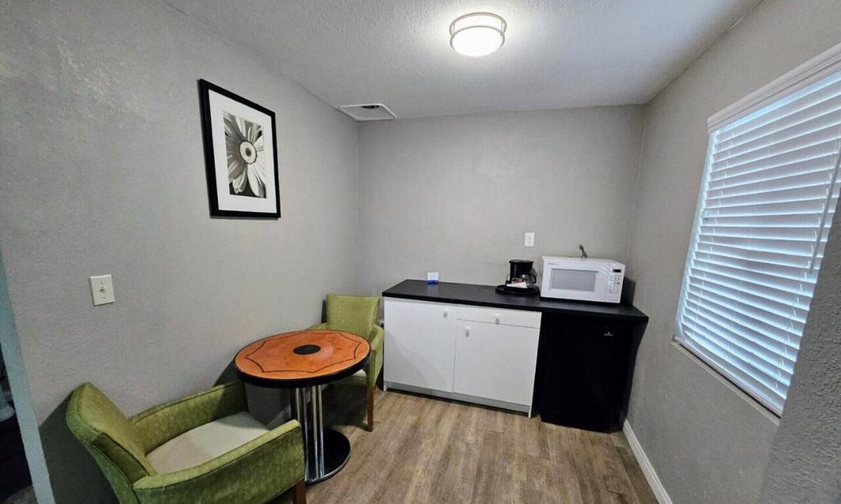 Ridgecrest Apartment | King Bed with Kitchenette|Nsmk