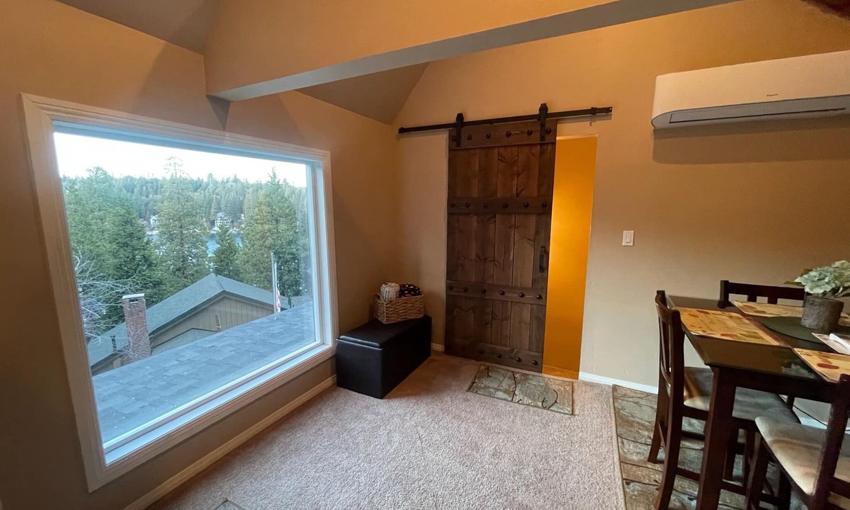 Blue Jay Cabin | Lake view, close to village, WiFi, Long Term Rental, 31 days or more ONLY