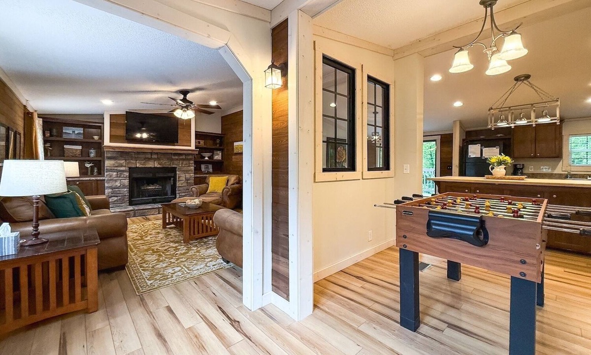 Cobden House | Large 3BR/4BA Cabin - Hot Tub, Private Deck & Minutes from Cedar Lake & Shawnee!
