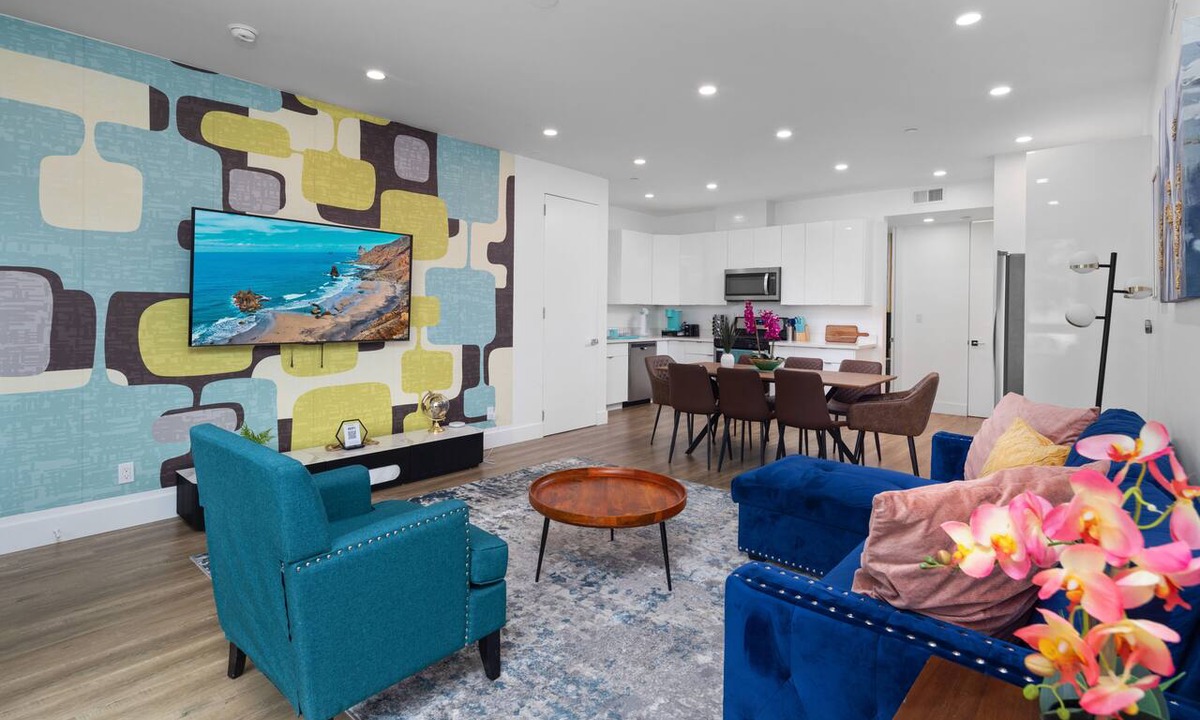 Harbor Gateway South House | Luminousness Reflection 4B2.5B Home