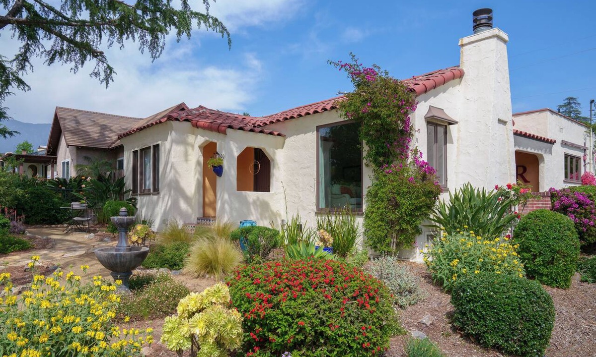 Glendale House | Luxurious Spanish House in a Scenic Neighborhood