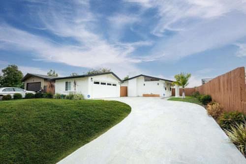 Southwest Anaheim Apartment | Luxury Disneyland Hyatt Home Family & Exec friendly