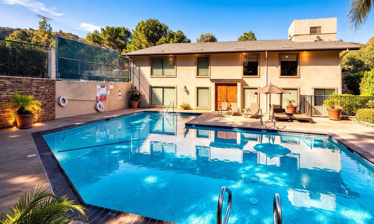 Westlake Village Apartment | Luxury Poolside 2BR Retreat Spa Massage Chair Westlake Village