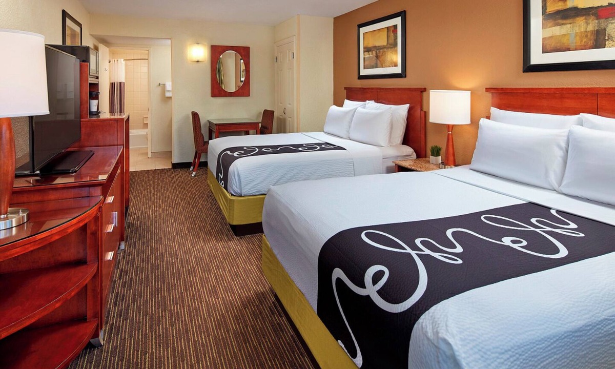 Mission Valley Hotel | Making The Best Memories Along The Way: Inviting Room with Pool Access