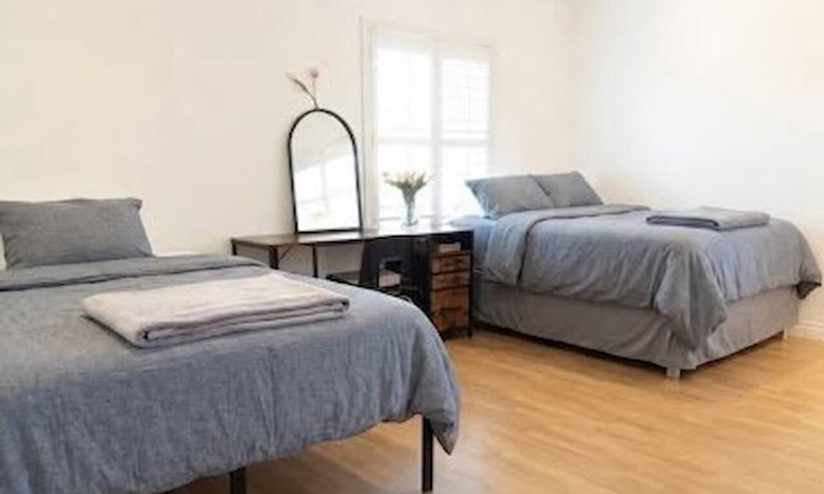 Bellflower House | Massive High-Ceiling Home in the Heart of Bellflower for Large Groups