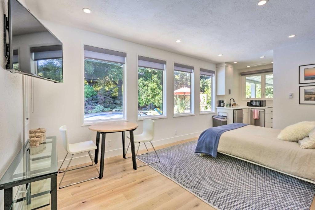 Linfield Oaks Apartment | Menlo Park Studio ~ 2 Mi to Stanford University
