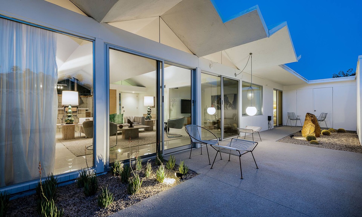 Araby Condo | Mid-Century Modern Gem in Iconic Barry Berkus Community – Park Imperial South