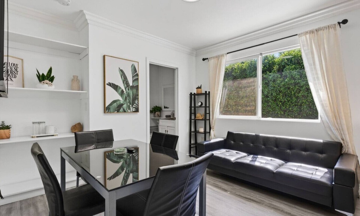 El Monte Condo | Modern 1B1B Private Entrance Gibson