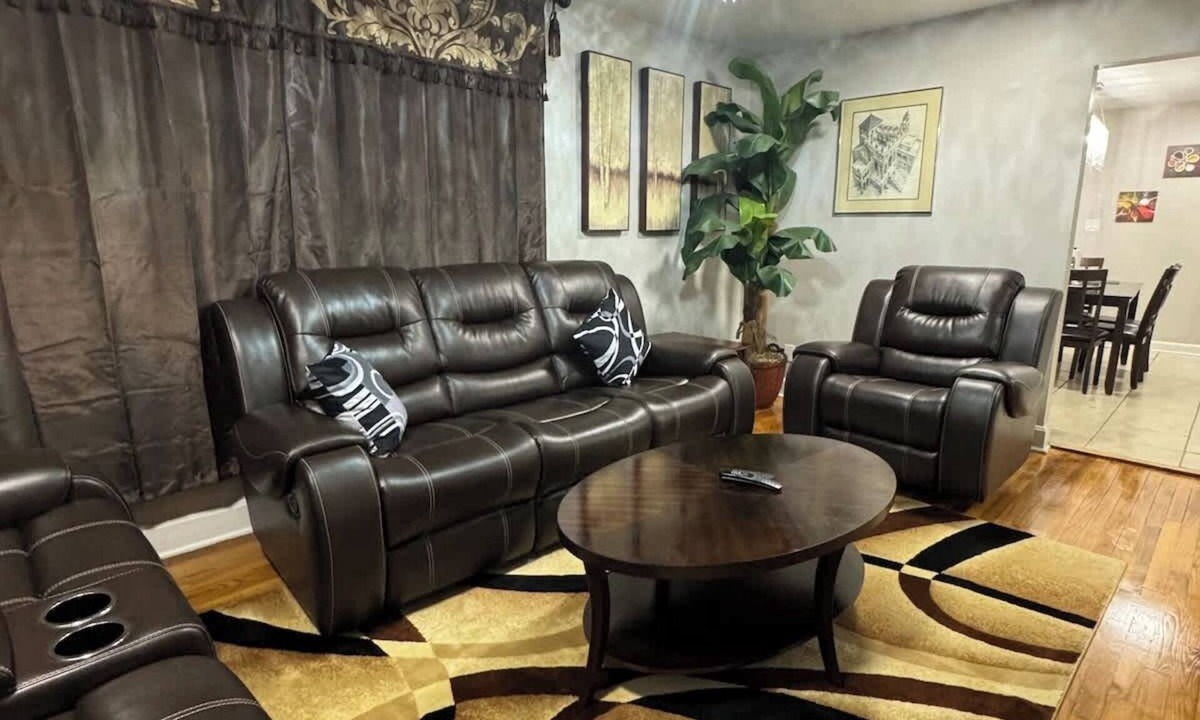 Winston - Salem House | Modern 2BR Retreat | 85” TV Ultra-Comfy king Beds