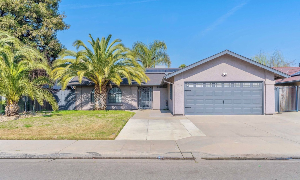 Fresno House | Modern 3BR Pool Home w EV Charger-BBQ-Firepit