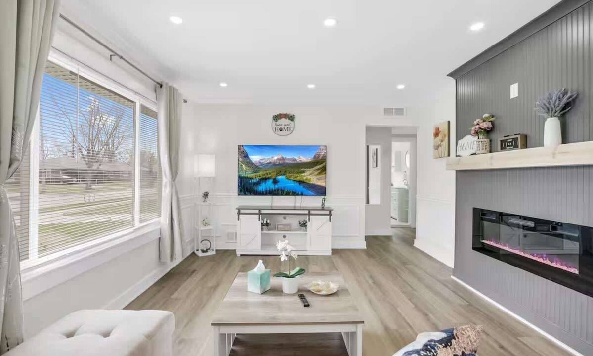 Madison Heights House | Modern 3BR Retreat w Backyard BBQ