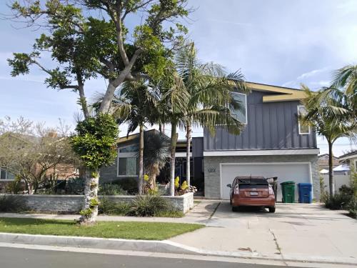 The Plaza House | MODERN HOMESHARE Guest room & bath CSULB Eldorado park