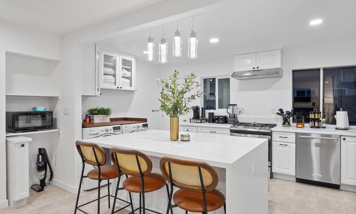 Midway City House | Modern Oasis with Game room 15mins to Disneyland,beaches&more!