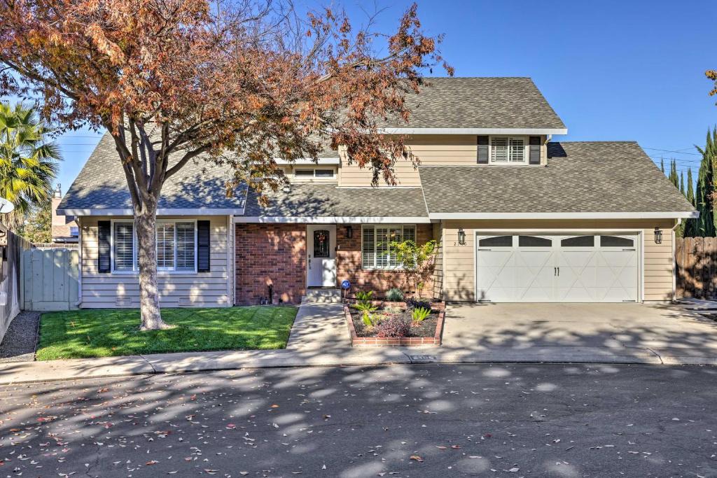 Modesto House | Modesto Home w/Deck - 2 Mi to Vintage Faire Mall