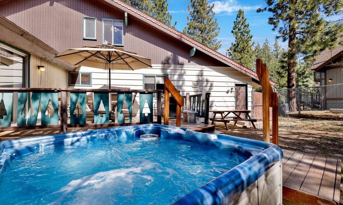 Summit Estates Cabin | "Moose Creek Chalet" | Walk to Snow Summit! Hot Tub, Pool Table & 4-Car Parking