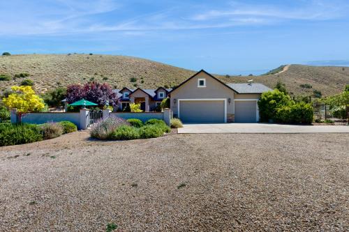 King City House | Mountain-View Backyard Oasis! King City Getaway