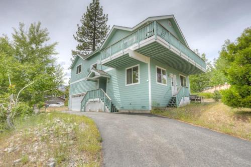 Mountain View Estates House | Mountain-View Eden - Spacious Balcony & Fireplaces - Minutes to Lake