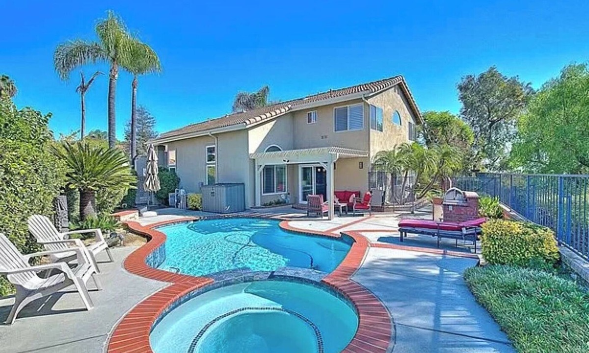 Chino Hills House | Mountain View Pool House BBQ
