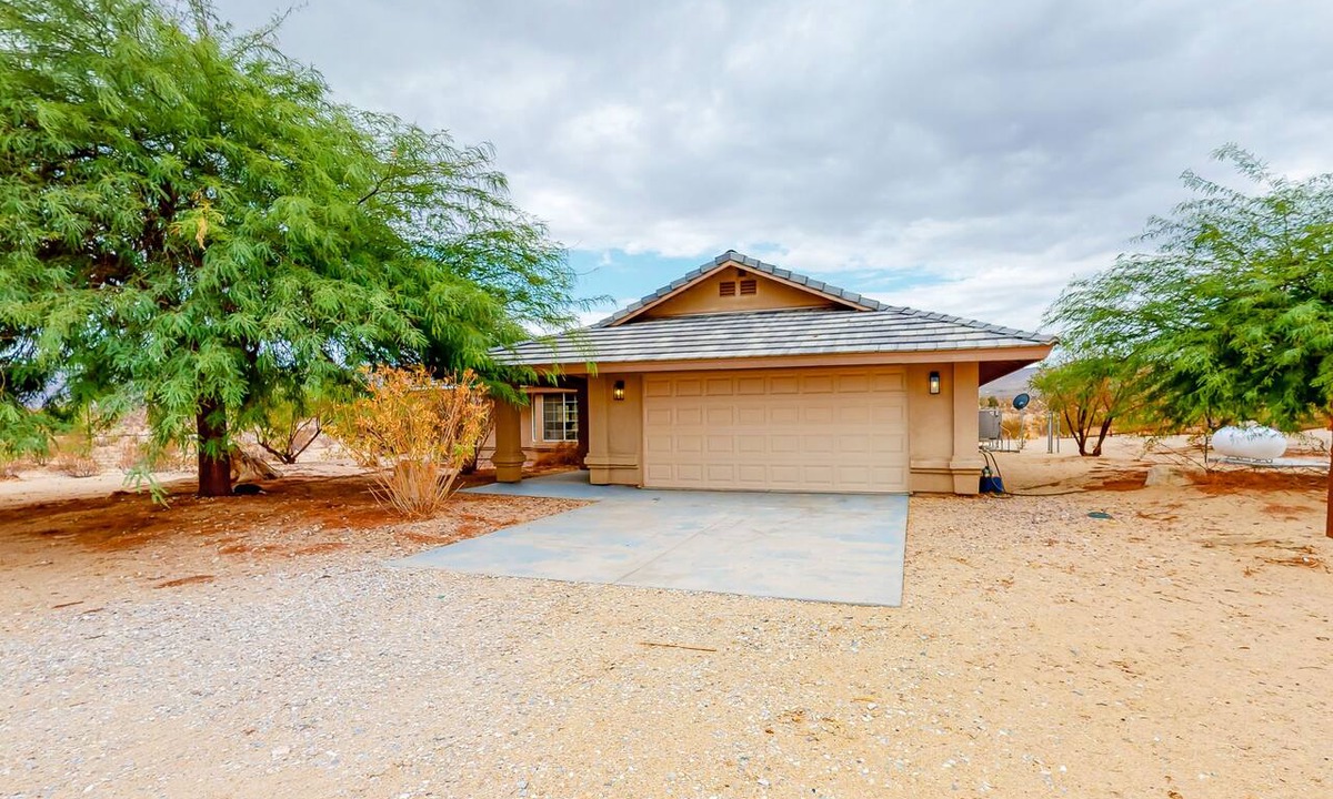 Indian Cove House | Mountain-view desert retreat with central AC, lanai, & washer/dryer