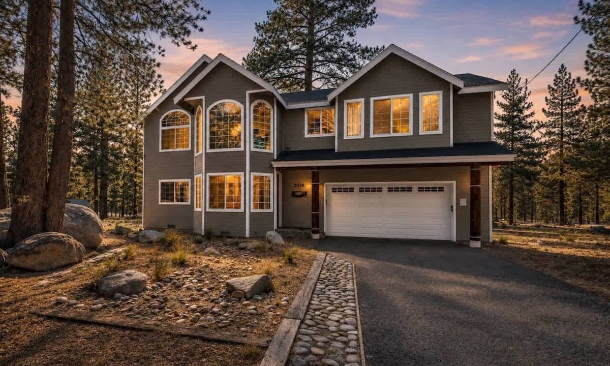 Tahoe Paradise Cabin | National Forest Land+River, Hot Tub, Pool Table