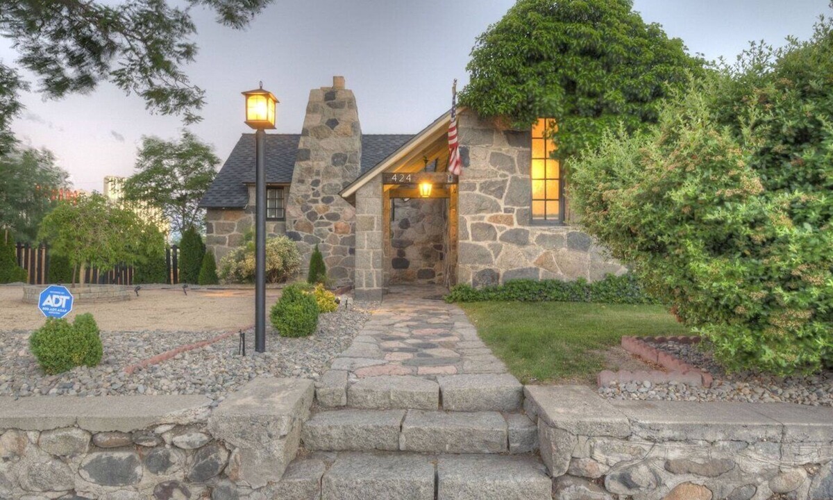 West University House | Near Downtown~Groups~Historic Stone Minerva Estate
