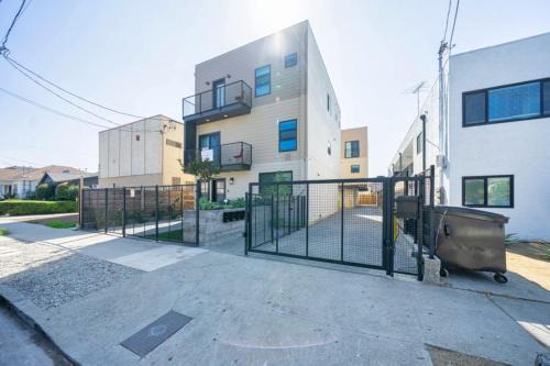 Rampart Village House | New 4 Ensuite BR Sleeps 12 & Gated Parking