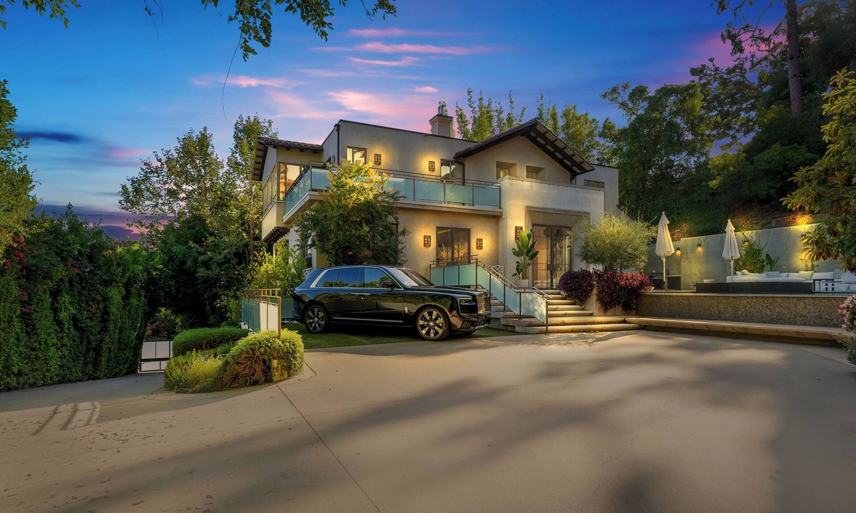 Nichols Canyon House | New Gated Compound w Infinity pool & spa, Steam room, Gym, Theater & City views!