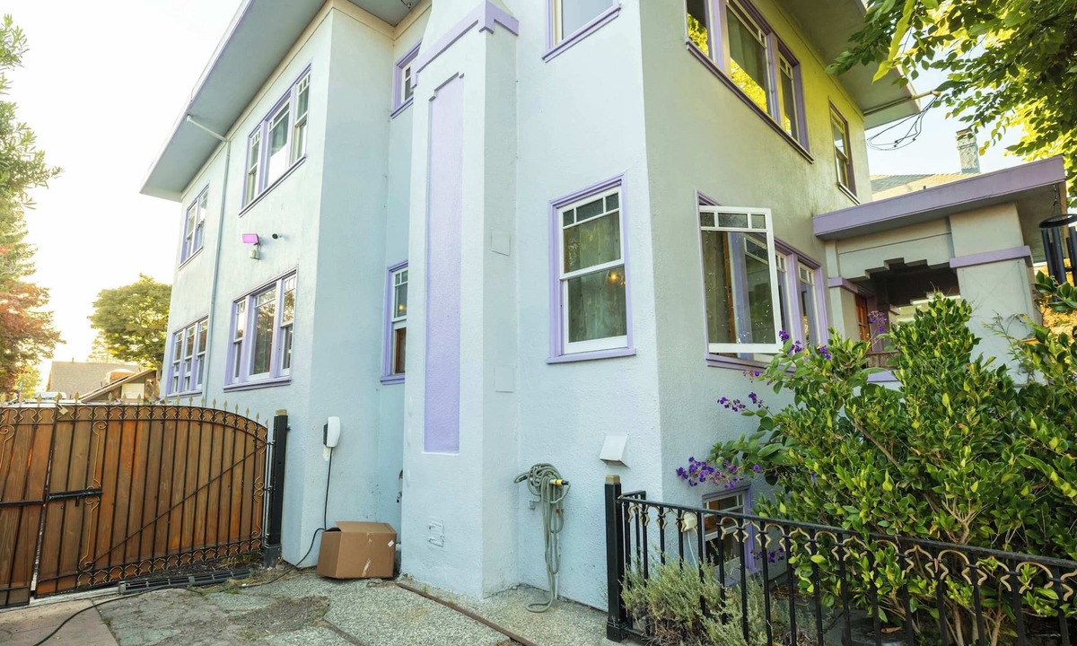 Fairview Park House | New Listing! Berkeley Retreat w/Chef’s Kitchen & Hot Tub
