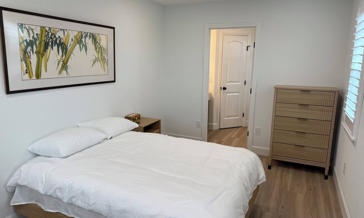Roseville House | New unique 1-bedroom luxury tiny house in Roseville. Clean and comfy.