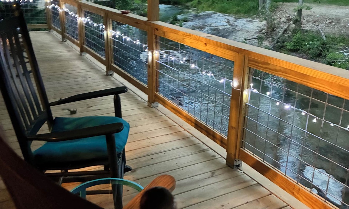 Black Mountain House | Newly refreshed! On the water ~ Riverside Mountain Getaway ~ RELAX & REJUVENATE!