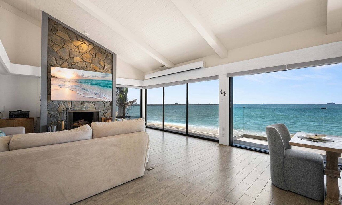 Peninsula House | Oceanfront Paradise with Loft, Kayaks & Parking