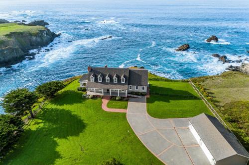 Caspar House | Oceantfront Estate with Luxury Kitchen & Game Room
