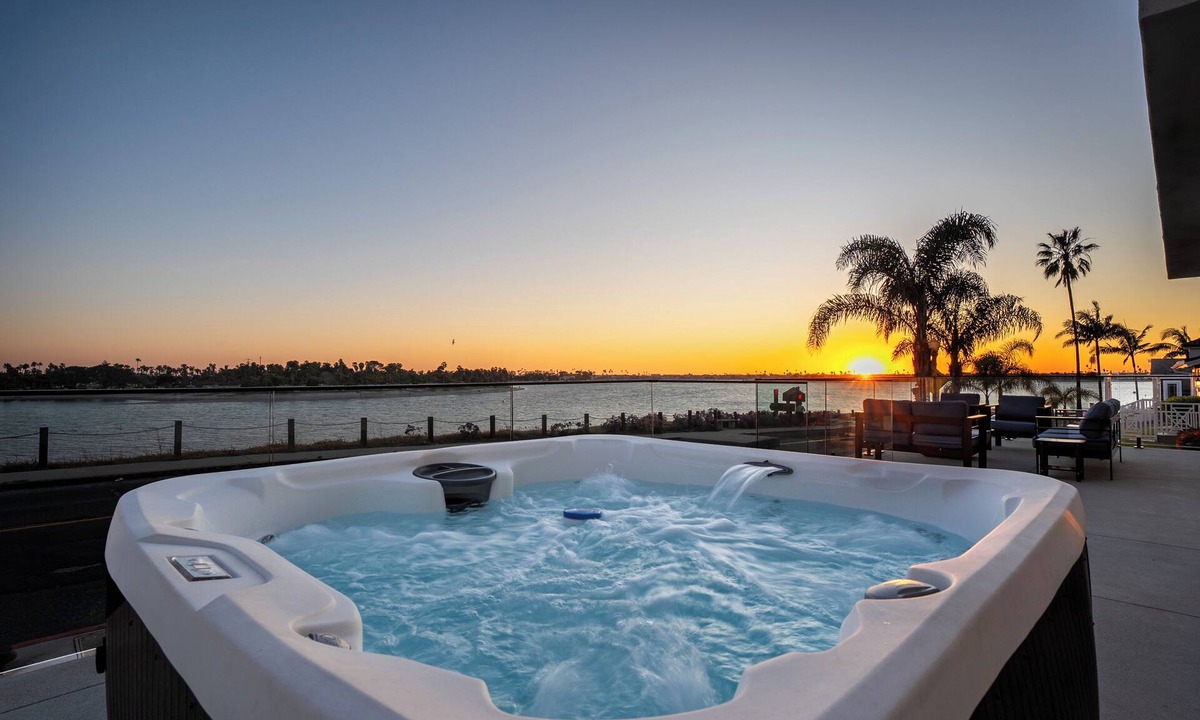 Crown Point House | Pacific Beach Bayfront w/Captivating Views 5BR/5BA POOL HotTub Fire Table BBQ AC