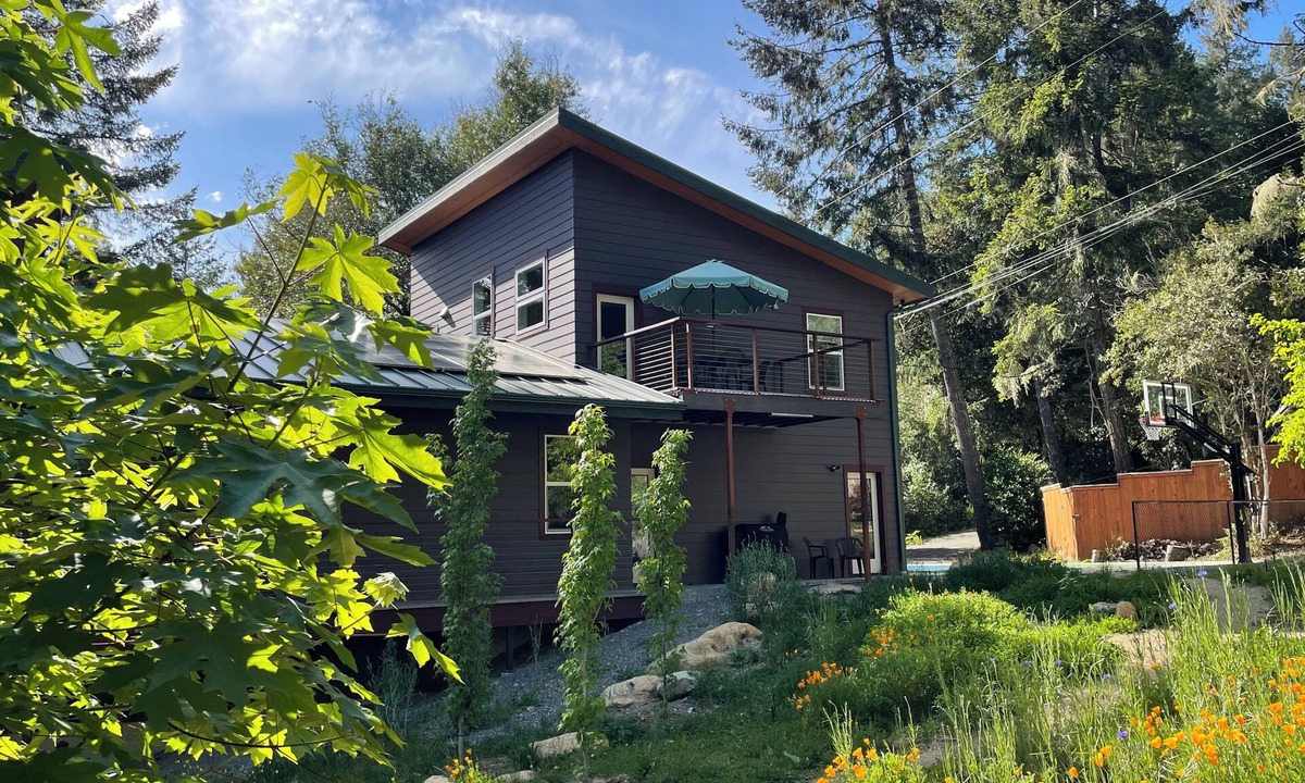 Hiouchi Apartment | Peaceful Guesthouse on the Smith River