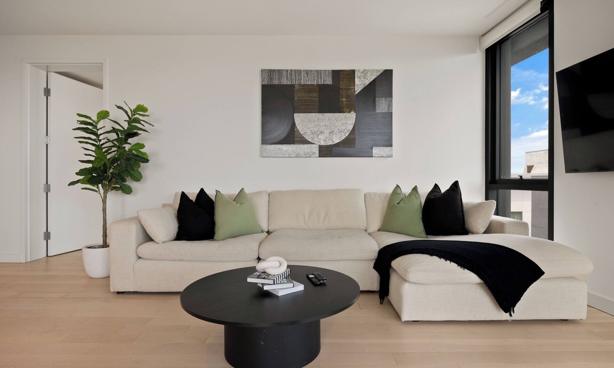 Downtown Bed & Breakfast | Pearl Coast' One Acre Rooftop Pool Gym Sauna Walk To Santa Monica Beach and Pier