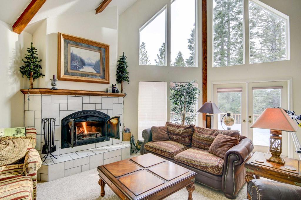 Lake Almanor West House | Pet-Friendly California Cabin w/Beach Access