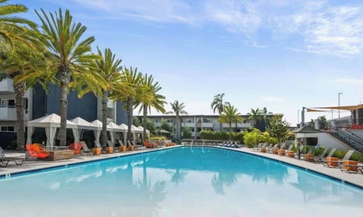 Santa Ana Heights Apartment | Pool, Jacuzzi, AC, Gym, Parking, Pickleball Courts