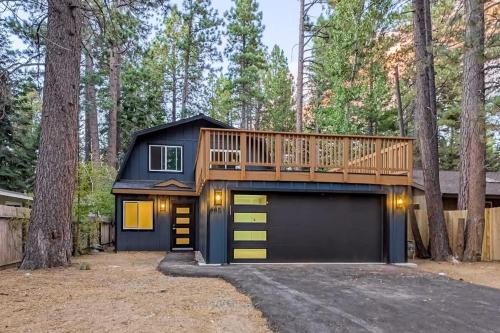 South Lake Tahoe House | Pristine Family Friendly Home with Large Decks Near Hiking and Ski Resorts