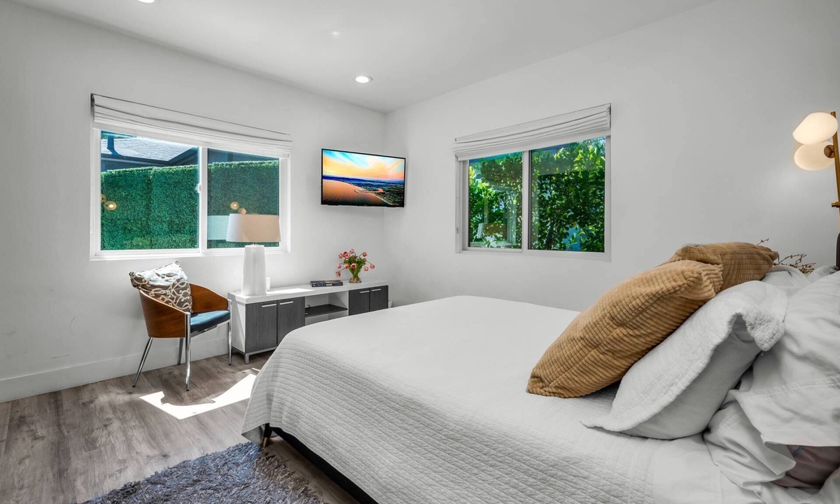 Valley Village House | Private Guest House Near Universal Studios Gated Patio & Fast WiFi