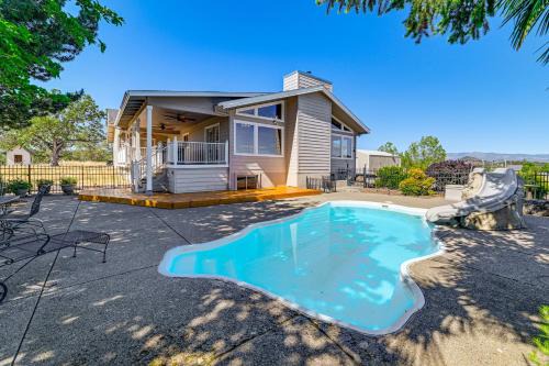 Eagle Point House | Private Mtn-View Pool! Rogue River Valley Escape