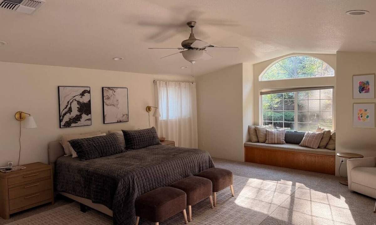 Grants Pass House | Private Resort Pool, Spa + Sauna